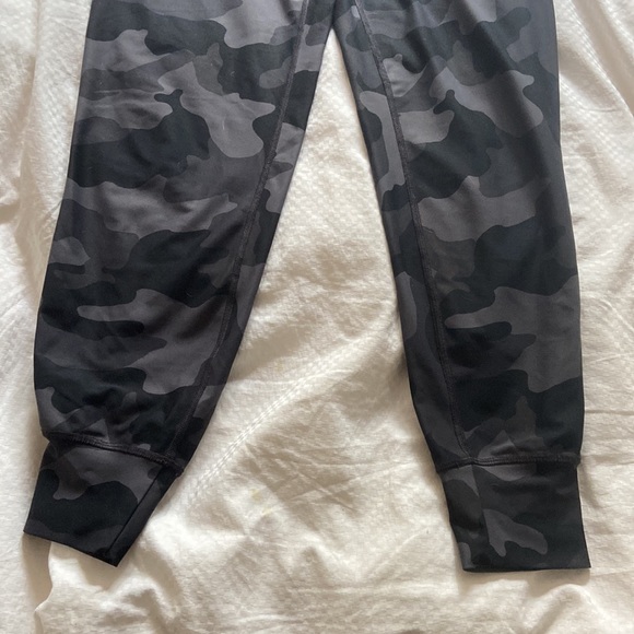 Two pairs of Old navy active elevate legging joggers camo and green - Picture 3 of 7